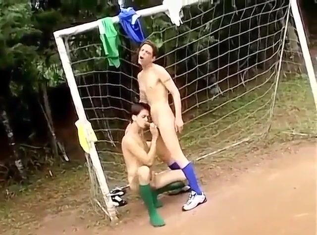 Outdoor twinks love getting barebacked