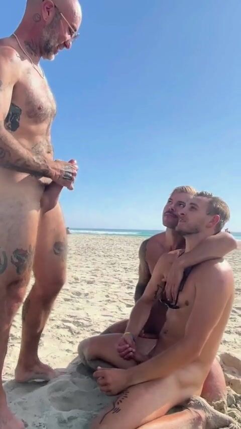 Twinks musculosos servem o pau do papai sem camisinha