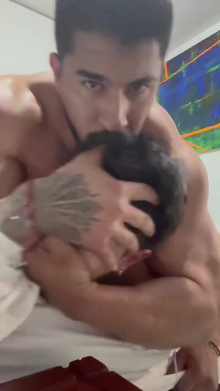 Minet veut la bite crue d'un daddy musclé