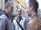 شباب بريطانيون ينيكون صبية في أنبوب بورنو مثلي قاسي