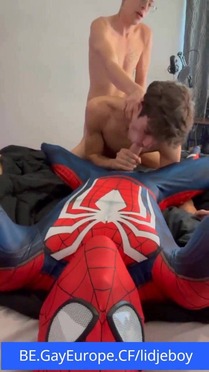 Threesome in belgium with spidergay