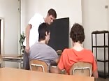 Trío en clase a pelo entre twinks y polla de papá musculoso