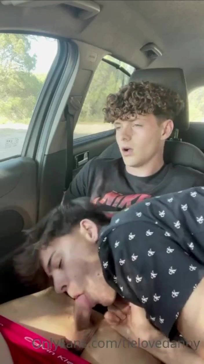 Amantes de corbata danny besando y chupando twink coche porno