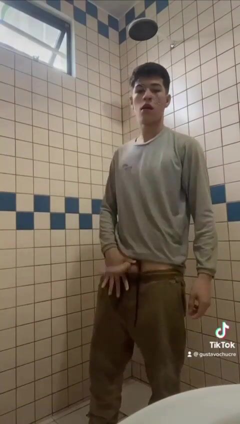 Tiktok-twink zeigt sich