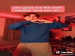فتى تيك توك يرقص في المترو