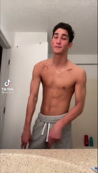 Tiktok-kommando-junge tanzt heftig