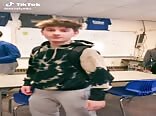 Tiktok青少年在twink tube上弹击朋友的裆部