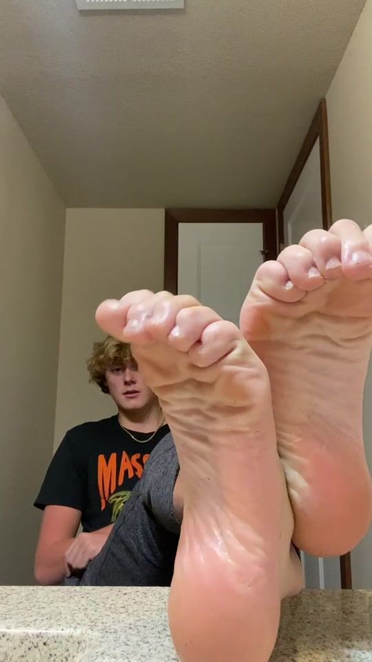 抖音白袜小鲜肉玩脚