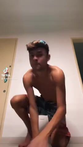 تيكتوكر يكشف عن زبه الضخم