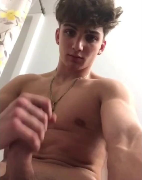 Tiktok-ringer-champion erik von heißen jungs geködert