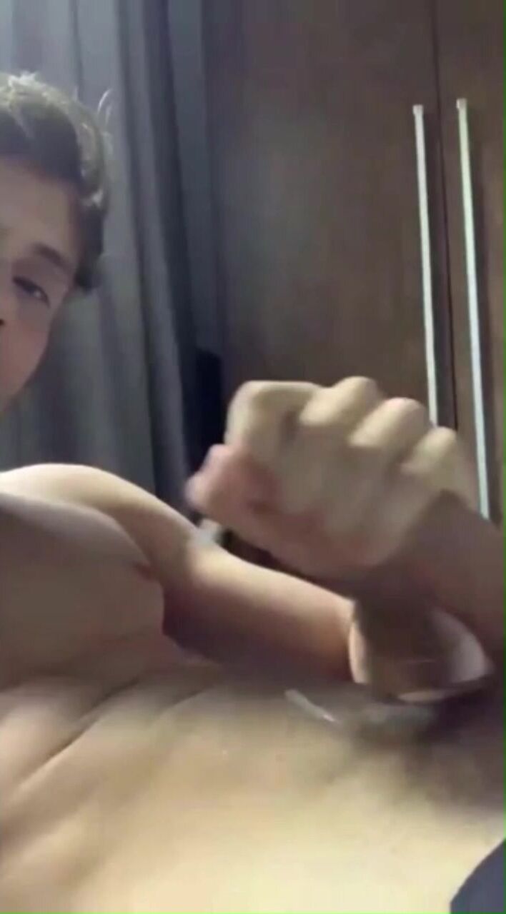 Teen-twink macht selfie mit unverhülltem schwanz