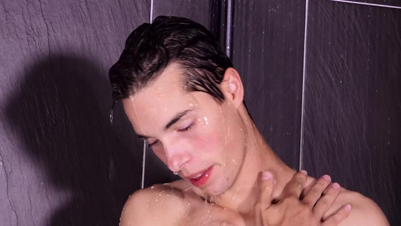 O gato musculoso timmy goza forte para um show porno gay