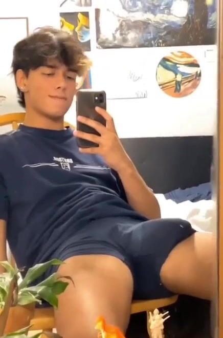 Twink timothy exibe seu pau gostoso na cam do quarto