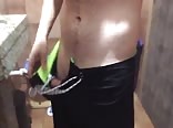 Papá le quita los pantalones de baño al chico