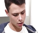 папа ловит подростка без презерватива в туалете