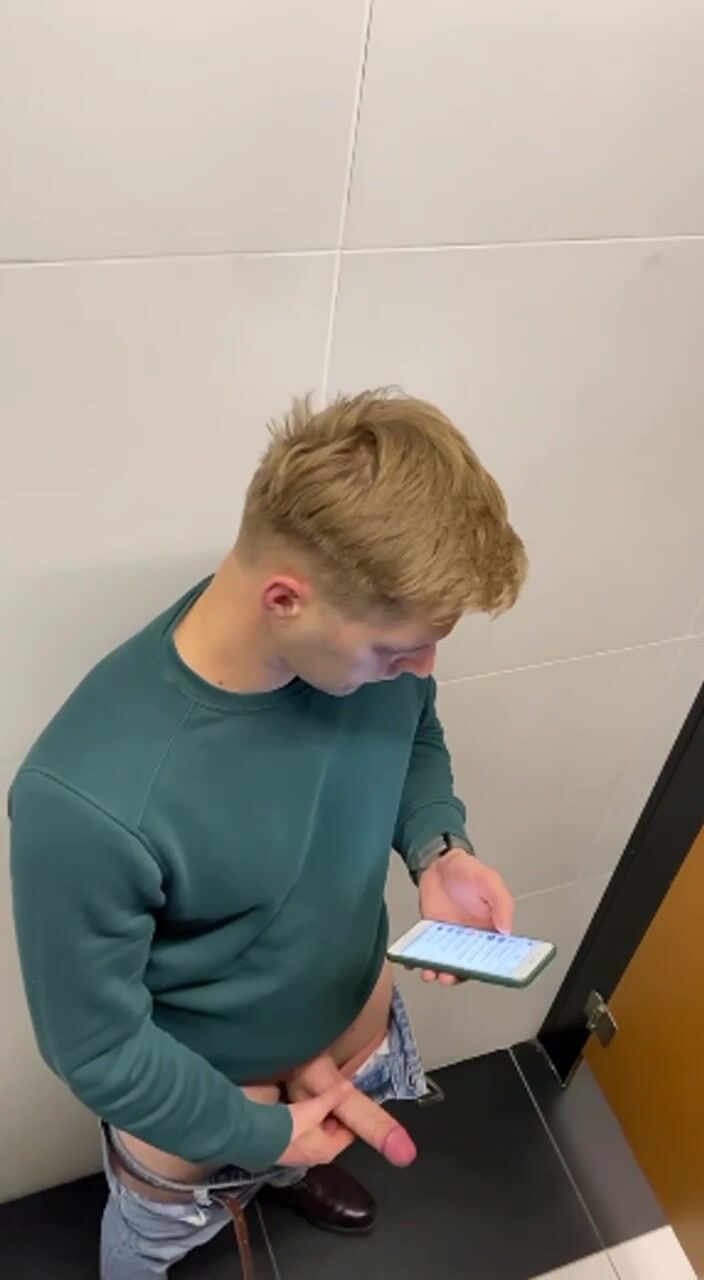 Caméra cachée fille blondinet se branle aux toilettes