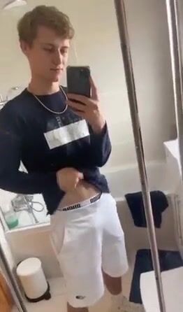 Tomas tira selfie com o pau musculoso do papai sem camisinha