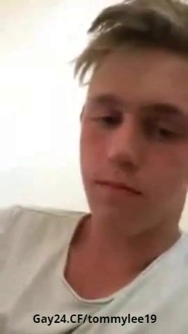 Tommy se branle assis par terre jusqu'à éjaculer sans les mains