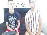 رجال كاميرا ويب ساخنون يضاجعون مراهقًا بقوة