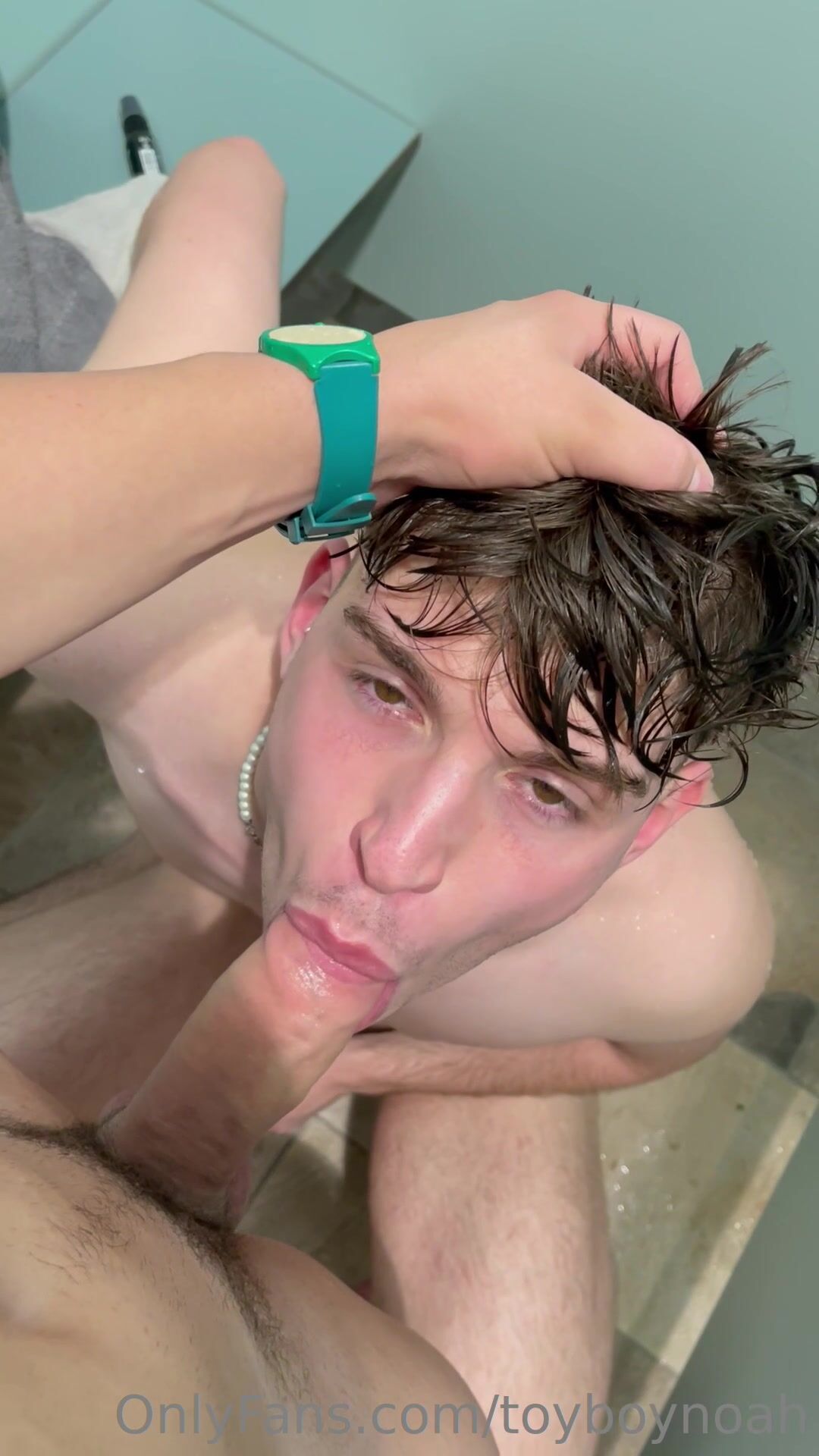 Toyboy noah rides muscle daddy bareback