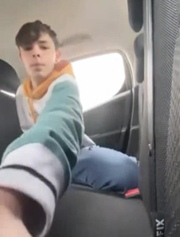 Travis wichst im auto von mama