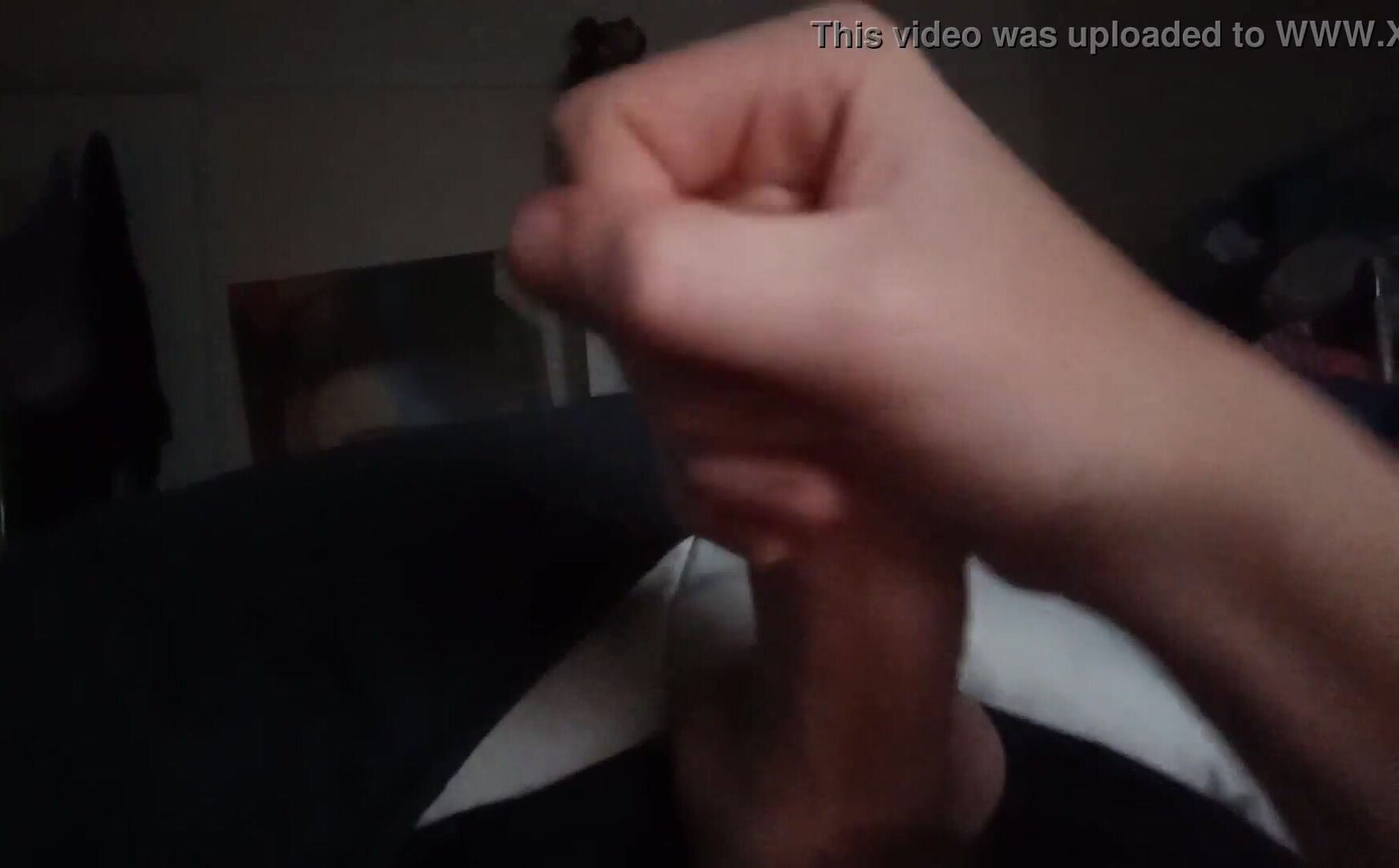 Der twink onaniert den großen schwanz hart