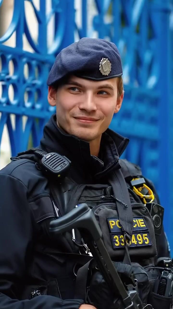 Schöne polizistin wird gefickt