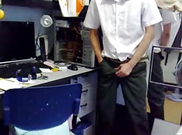 坊やがパパのために新しいスラックスを試着する