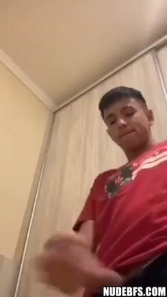 Adolescente mamando su propia polla y mostrándola dura