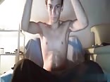 Papá musculoso se coge sin condón a jovencito caliente