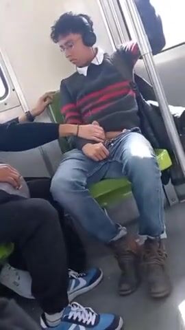 興奮的瘦男孩在公共地鐵上無套騎雞巴