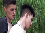 خضوع مؤخرة شاب في الهواء الطلق بورنو مثلي شاب
