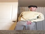 Ado gay se déshabille dans la salle de bain