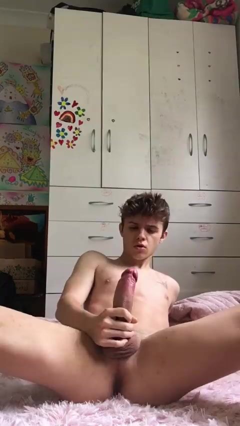 Dünner teenager wichst zum ersten mal großen schwanz vor der cam