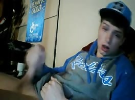 скейтбордист-подросток с большим членом