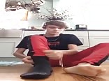 Adolescent descalzo se quita los calcetines