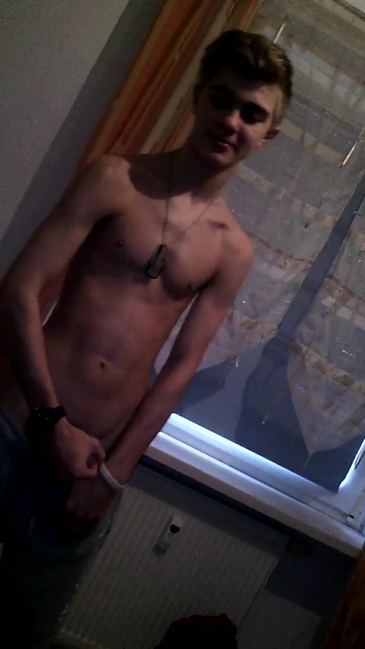 Chico twink se masturba con su polla dura 2