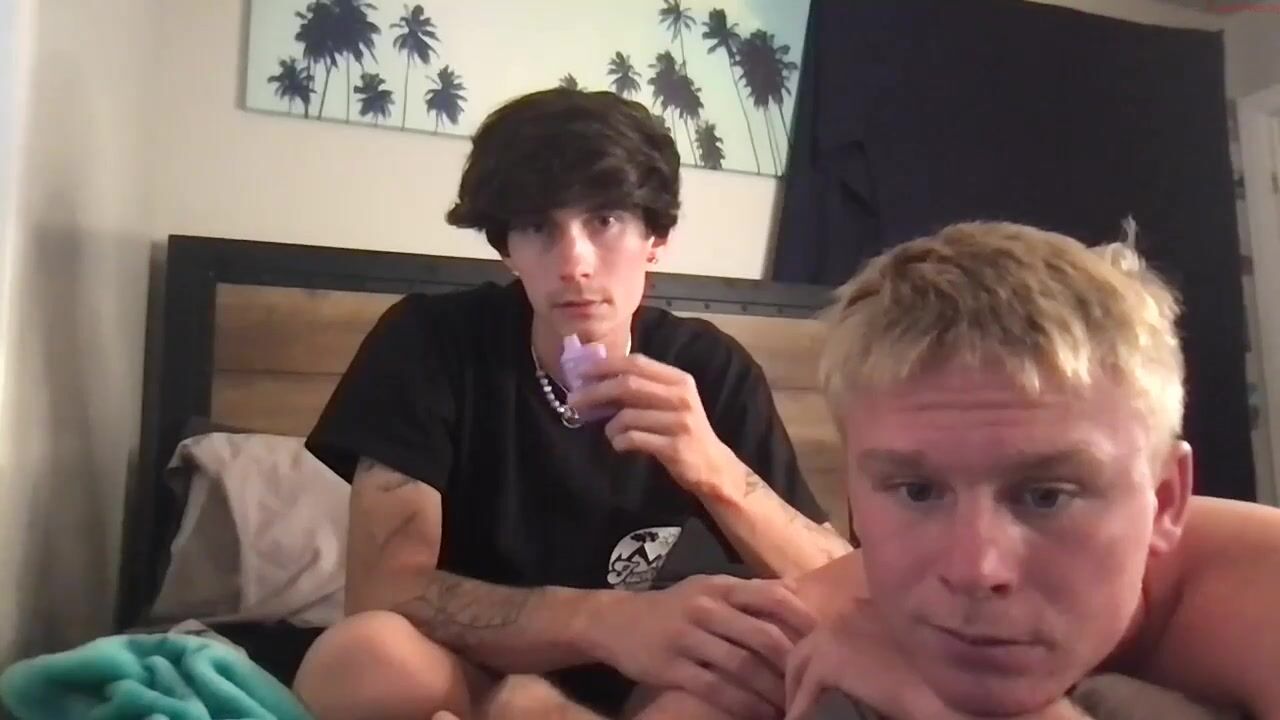 Amigos twinks fodem sem camisinha na webcam 2