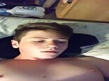 Ado se vide sur son propre visage