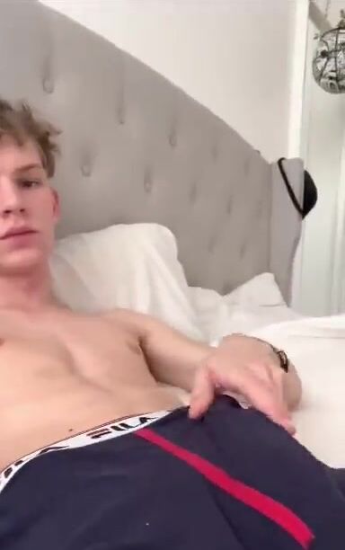 Twink verliert die kontrolle und spritzt seine ladung ab 2