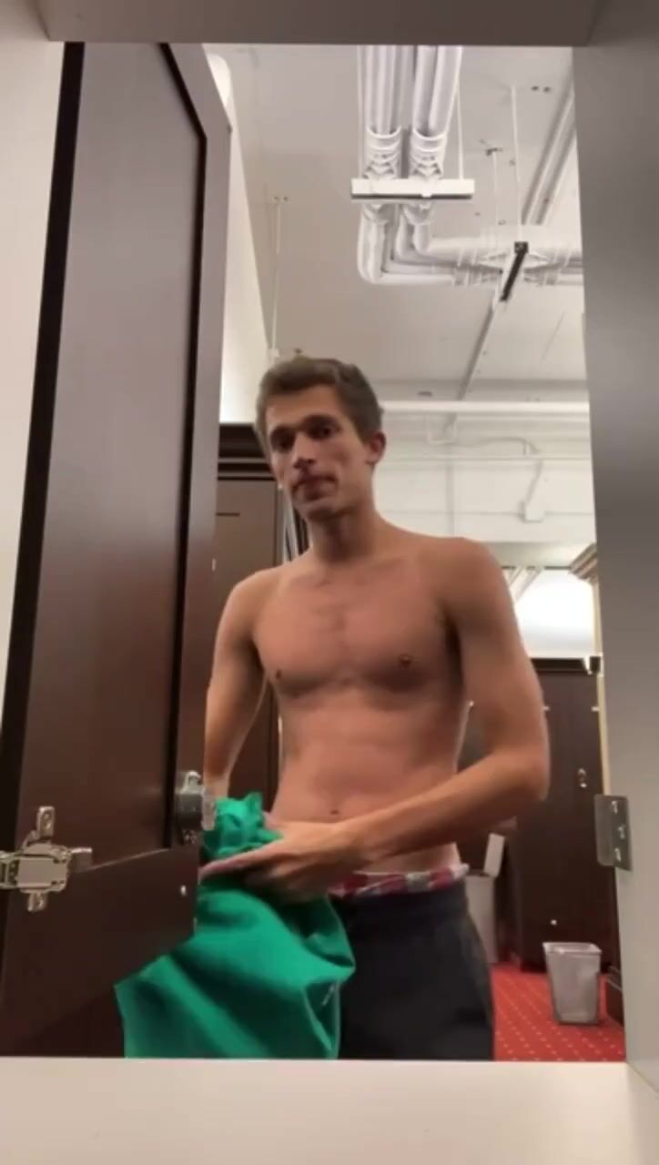 Twink zieht sich nackt aus und wird steinhart
