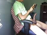 Adolescente vê pornografia no celular