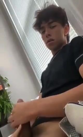 Teenie schluckt sein eigenes sperma