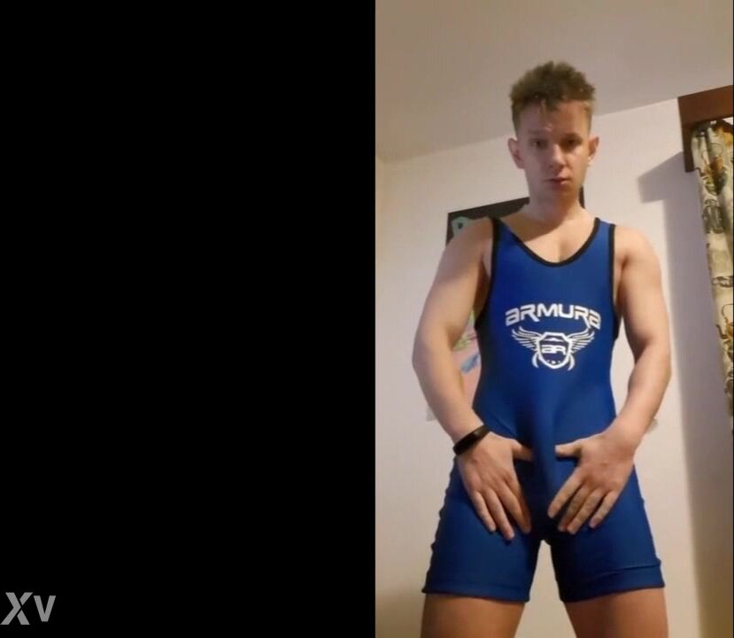 подросток кончает через спортивную одежду на камеру