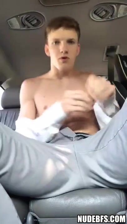 Ado s'amuse en voiture avec des garçons
