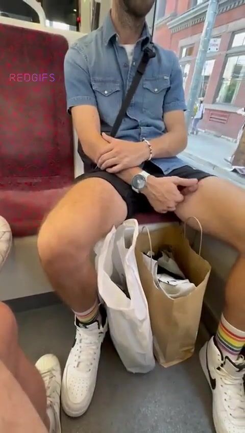 Ado exhibe bite dure dans bus, se branle pour tous
