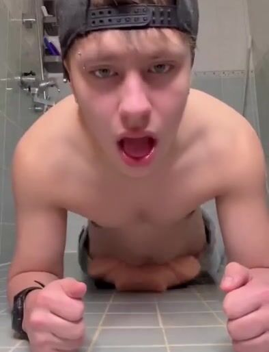 Twink fistet und fickt spielzeug ohne gummi