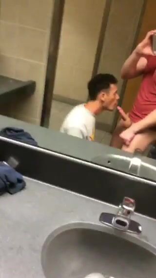 公衆トイレでスレンダー少年たちが一緒にフェラとシコシコ