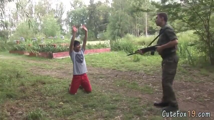 полицейский трахает молодого парня жестко