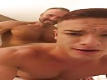 Homem fode adolescente com força